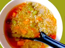 Nahrhafte Artischockensuppe mit Bohnen und Quinoa, eine herzhafte und gesunde Mischung aus Gemüse und Getreide.